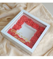 Güllü Anı Çerçevesi!  İsimli ve Tarihli 25x25 cm 12 Gülü ile Beraber Fotoğraf Bölümlü Anı Çerçevesi!(Fotoğraf Hediye)
