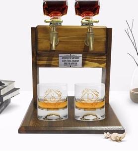 BK Gift Kişiye Özel Renkli Baskılı İsimli İkili Viski Bardağı ve Çift Musluklu Doğal Ahşap Viski Standı-15 (Model 1)