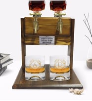 BK Gift Kişiye Özel Renkli Baskılı İsimli İkili Viski Bardağı ve Çift Musluklu Doğal Ahşap Viski Standı-15 (Model 1)