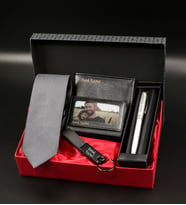 Babalar Gününe Özel Kişiye Özel Kutuda Metal Renkli Roller Kalem& Siyah Anahtarlık& Siyah Cüzdan& Fotoğraflı Siyah Mekanizmalı Kartlık& Gri Kravat Hediye Seti