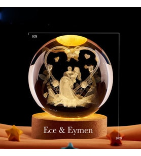 Romantik Çift Figürlü LED Işıklı 3D Kristal Küre – Kalp Tasarımlı Dekoratif Gece Lambası (8 cm)