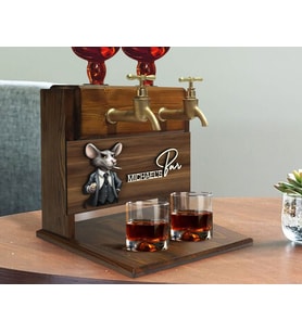 BK Gift Kişiye Özel Kabartma Fare Tasarımlı İsimli Çift Musluklu Doğal Ahşap İçki Standı-1, İçki Standı, Doğum Günü Hediyesi, Ev Hediyesi