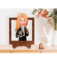 BK Gift Kişiye Özel Kadın Avukat Karikatürlü Ahşap Standlı 3D Biblo-1 (Beyaz)