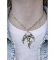 Aerial Flow – Kanatlı Figürlü Gümüş Renk Unisex 60 cm Uzun Kolye