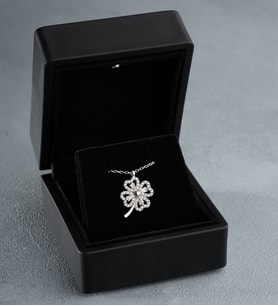 925 Ayar Gümüş Işıklı Kutuda Rodyum Kaplama Baget Taşlı Yonca Model Kolye