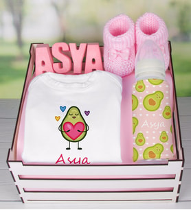 eJOYA Ahşap Sandıkta Kişiye Özel Zıbın Biberon Taş İsimlik Ve Patik Bebek Hediye Seti 109493 (Pembe)