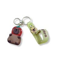 Capybara Çilek Kostümlü 3D Figürlü Soft Kayışlı Anahtarlık - 1 ADET