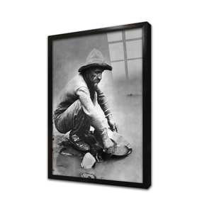 Altın Arayan Adam Çerçeveli Cam Tablo