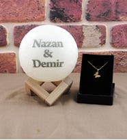 Melek Kolye 3D Ay Gece Lambası Moonlıght 12 Cm *AGAÇ STAND HEDİYELİ*