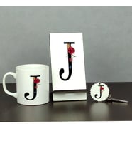 J Harfi Üçlü Set (Kupa + Telefon Standı + Anahtarlık)