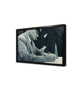 Atatürk Yazı Yazarken Çerçeveli Cam Tablo