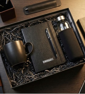 Kişisel Ofis Kutusu (Kişiye Özel Defter & Touchpen Kalem & Kılıflı Cam Matara & Kupa Bardak Ofis Hediye Seti) (Siyah)
