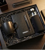 Kişisel Ofis Kutusu (Kişiye Özel Defter & Touchpen Kalem & Kılıflı Cam Matara & Kupa Bardak Ofis Hediye Seti) (Siyah)