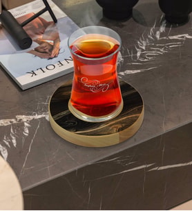 BK Gift Kişiye Özel Mermer Tasarımlı Doğal Ahşap Tabaklı Heybeli Çay Bardağı Model 7