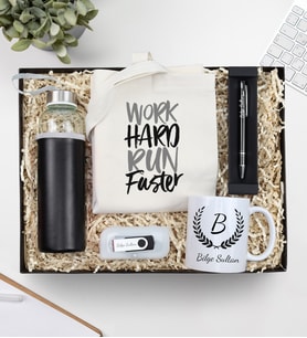 Kişiye Özel Beyaz Harf Kupa & Ham Bez El Çantası & Özel Deri Kılıflı 500 Ml Su Matarası & Gümüş Renk Detaylı Tükenmez Kalem & 32Gb Usb Bellek Hediye Seti (Siyah)