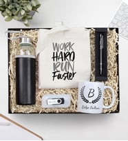 Kişiye Özel Beyaz Harf Kupa & Ham Bez El Çantası & Özel Deri Kılıflı 500 Ml Su Matarası & Gümüş Renk Detaylı Tükenmez Kalem & 32Gb Usb Bellek Hediye Seti (Siyah)