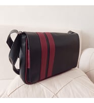 KALİTELİ SUNİ DERİ UNİSEX ASKILI OMUZ ÇANTASI EVRAK ÇANTASI POSTACI ÇANTASI 35X25X8 SİYAH BORDO