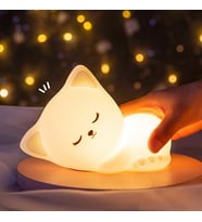 Kedi Figürlü Pofuduk LED Gece Lambası–Yumuşak Dokulu Çocuk Odası
