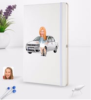 BK Gift Kişiye Özel Plakalı Kadın Fiat Albea Karikatürlü Beyaz Termo Deri Defter 16x24cm Model 2