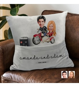 BK Gift Kişiye Özel Sevgililer Karikatür Tasarımlı Organizer Kumanda ve Atıştırmalık Cepli Gri Kırlent Yastık-12 Arkadaşa Hediye, Cepli Yastık