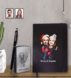Kişiye Özel Yılbaşı Sevgili Karikatürlü Siyah Defter Kalem Çakmak Hediye Seti Model-4 (Model 1)