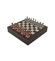 GiftHome Orta Boy Antik Metal Klasik Satranç Takımı ve Ceviz Desenli Sandıklı MDF Tahtası (30X30X6 cm.)