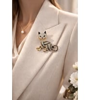Taşlı Kedi Figürlü Gold Metal Broş – Işıltılı Desenli Tasarım