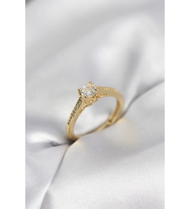 Tek Taş Gold Renk Zirkon Taşlı Model Kadın Yüzük
