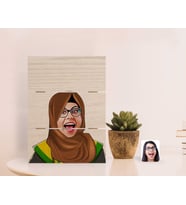 BK Gift Kişiye Özel Kadın Arapça Öğretmeni Karikatürlü Otantik Masaüstü Ahşap Palet Çerçeve-3 (Beyaz)