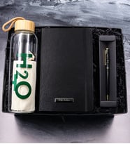 Kişiye Özel Siyah Defter & Gold Detaylı Siyah Tükenmez Kalem & Bambu Kapaklı 600ml Cam Matara Hediye Seti