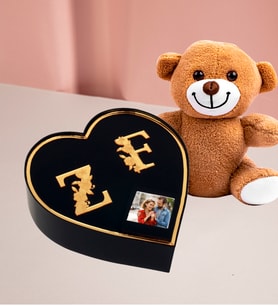 Kalp Kutu Kişiye Özel Çift Pleksi Harf Tasarımlı Kalp Kutu Ve 25 cm Peluş Ayıcık Ve Ahşap Çerçeve
