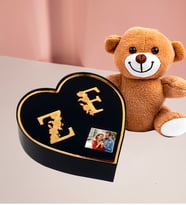 Kalp Kutu Kişiye Özel Çift Pleksi Harf Tasarımlı Kalp Kutu Ve 25 cm Peluş Ayıcık Ve Ahşap Çerçeve