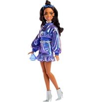 Barbie Stil İkonu Bebek, Dalgalı Kahverengi Saçlarıyla Metalik Mavi Bluz Ile Etek Giyen Ve Gümüş Müc (Çok Renkli)