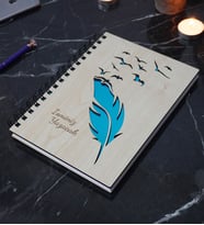 Kişiye Özel Kuş Tüy Desenli Ahşap Kapaklı Defter - Ajanda - İsme Özel - A5 60 Yaprak (120 SAYFA) Hediyelik (Mavi)