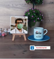Doktor Fotoğraflı Dekoratif Taş, Ahşap Altlıklı Türk Kahvesi Fincanı Hediye Tıp Bayramı Hediyesi Doktora Hediye (Model 5)