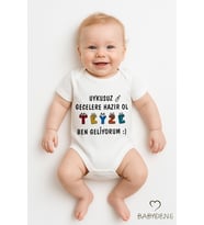 Uykusuz Gecelere Hazır Ol Teyze Yazılı %100 Pamuk Çıtçıtlı Bebek Zıbını Kısa Kollu Body (Beyaz)