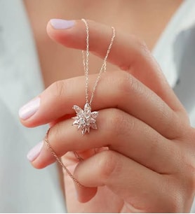 Saklı Takı 925 Ayar Rose Kaplama Buzlu Beyaz Lotus Çiçeği Kolye