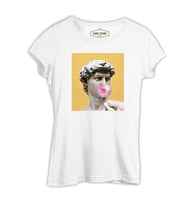 Michelangelo - David Behind Bubble Gum Beyaz Kadın Tshirt