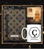 Kişiye Özel Tasarım Kupa & Gold Kare Desenli Defter & Roller Kalem & Pratik Filtre Kahve Hediye Seti (Siyah)
