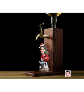 BK Gift Kişiye Özel Erkek Yılbaşı Karikatürlü Musluklu Ahşap Viski Standı-4, Viski Çeşmesi, Doğum Günü Hediyesi, İçecek Dispenseri
