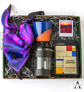 Kişiye Özel Hediye Seti- Mor Desenli Fular - Sırlı Toprak Kahve-Çay Fincanı - French Press 350 ml - Mimosa Filtre Kahve 50 gr - Polaroid Fotoğraf - Özel Tasarım Hediye Kutusu
