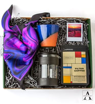 Kişiye Özel Hediye Seti- Mor Desenli Fular - Sırlı Toprak Kahve-Çay Fincanı - French Press 350 ml - Mimosa Filtre Kahve 50 gr - Polaroid Fotoğraf - Özel Tasarım Hediye Kutusu