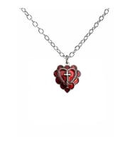 Gothic Cross Red Heart Unisex Kolye – Tutkunun Haçla Buluştuğu Nokta (Gümüş)