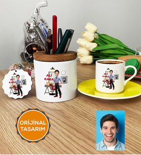 Kişiye Özel Karikatürlü Kuaför Hediye Seti Türk Kahvesi Fincanı, Kalemlik, Anahtarlık Erkek Kuaföre Berbere Hediye (Sarı)