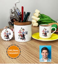 Kişiye Özel Karikatürlü Kuaför Hediye Seti Türk Kahvesi Fincanı, Kalemlik, Anahtarlık Erkek Kuaföre Berbere Hediye (Sarı)