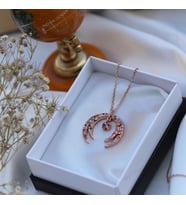 Hilal Çerçeveli Renkli Zirkon Taşlı Rose Gold Kaplama Gümüş Kolye