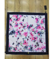 Çiçekli Desen Black Seri Twill Eşarp Eşarp Askısı ile Birlikte 90x90 cm Siyah Be