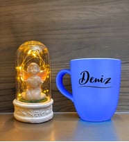 Kişiye Özel İsimli Kupa Bardak ve Işıklı Beyaz Melekli Fanus Hediye Seti (Farklı Renk Seçenekleri) (Mavi)