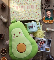 Kişiye Özel Karikatürlü Bordo Mavi Taraftar Hediye Kutusu - Kişiye Özel T Pastel Kupa, Peluş Yastık, Fotoğraf 1 Adet Doğum Günü Hediyesi