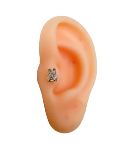 ÇELİK ARKADAN VİDALI TAVŞAN TRAGUS-HELIX PIERCING 6 MM GÜMÜŞ RENK ACR2235